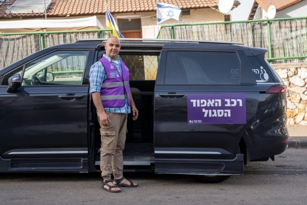 דני פרטוש עם רכב האפוד הסגול (צילום: יח"צ) דני פרטוש עם רכב האפוד הסגול (צילום: יח"צ)