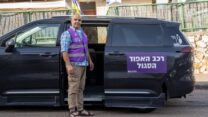 דני פרטוש עם רכב האפוד הסגול (צילום: יח"צ)