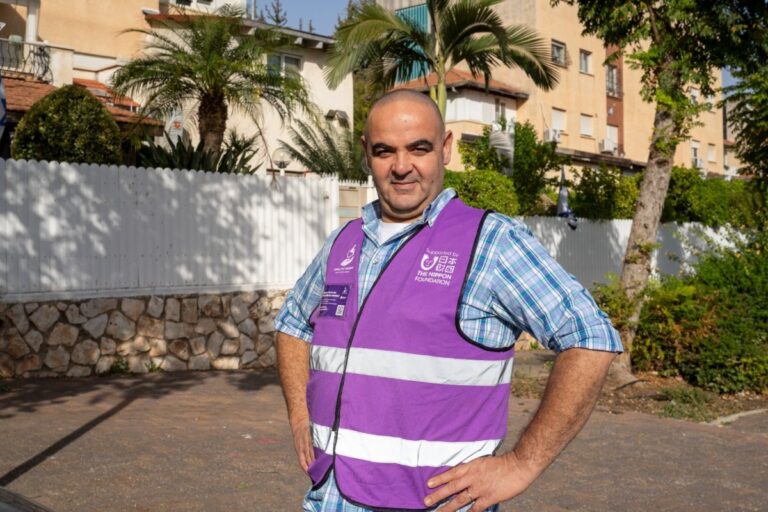 דני פרטוש עם האפוד הסגול (צילום: יח"צ)