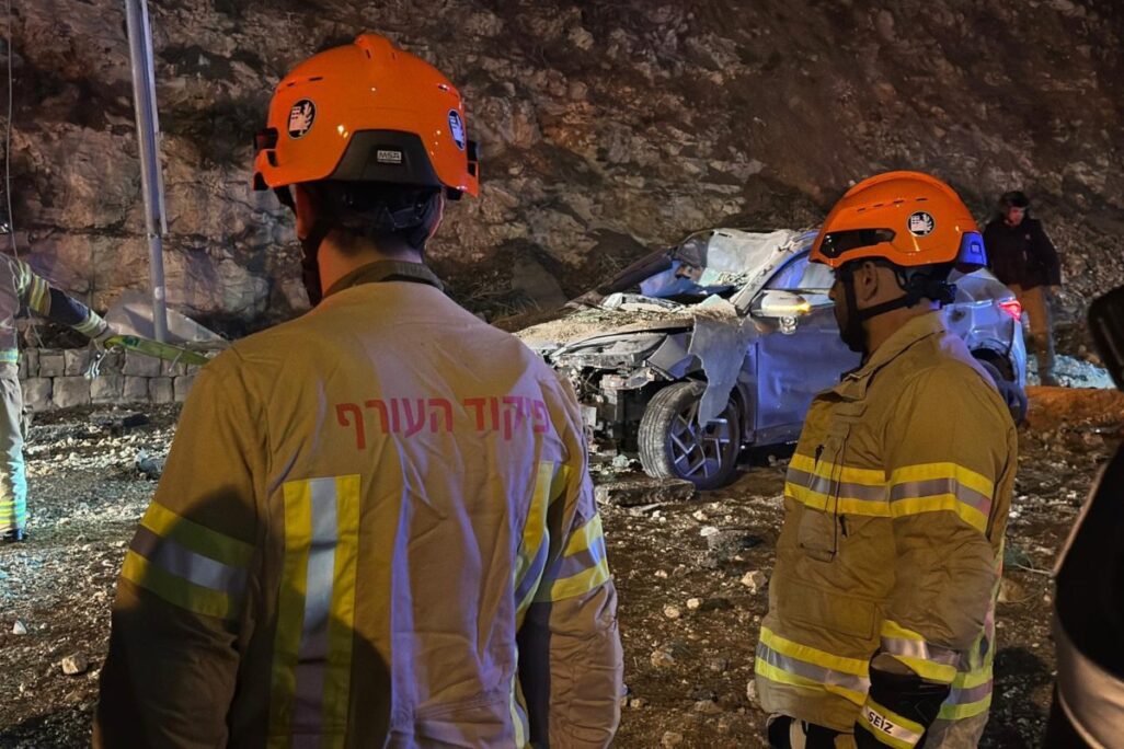 כוחות פיקוד העורף בזירת הפגיעה של טיל איראני בכביש ראשי בירושלים (צילום: דובר צה"ל) כוחות פיקוד העורף בזירת הפגיעה של טיל איראני בכביש ראשי בירושלים (צילום: דובר צה"ל)