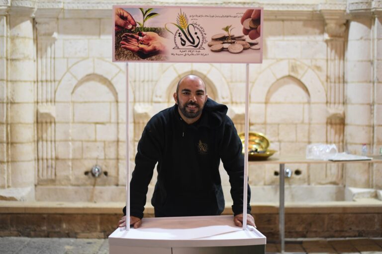 איסוף תרומות צדקה לרגל רמדאן במסגד ביפו (צילום: Nicholas Pfosi)