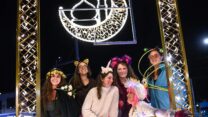 מחופשות ברחובות יפו, לאחר קריאת המגילה. מימין: מרטין ברקוביץ', מעיין אליאבזן, נילי שלם, נטע חלפון, עליזה סקלובר, 
סטפני גרייבר (צילום: Nicholas Pfosi)