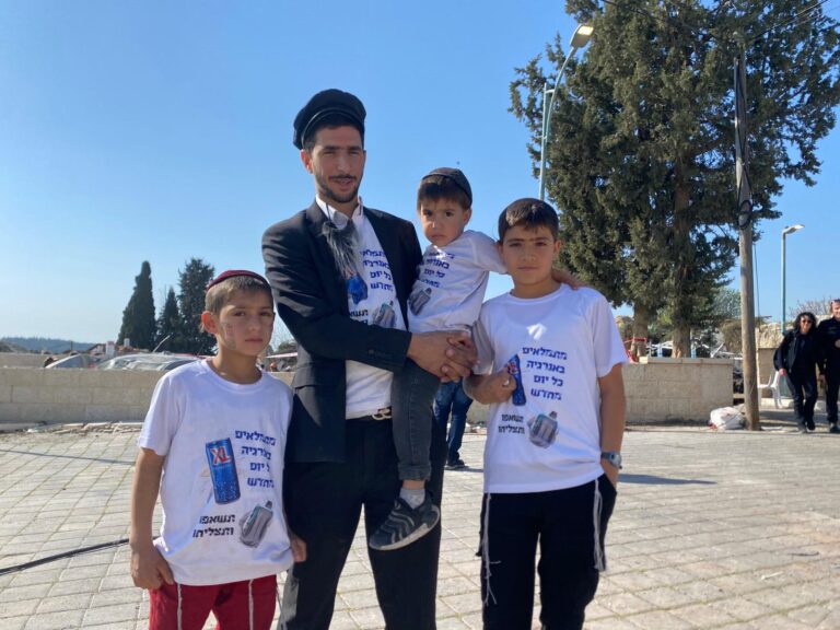 יעקב טובול וילדיו. "יש פחד, וצריך לחזק את עצמנו" (צילום: יהל פרג')