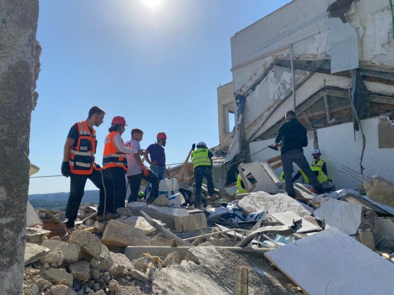 זירת הפגיעה הישירה בבית שמש. "לשמור על הרוח, זה מה ששמר עלינו אלפי שנים" (צילום: יהל פרג')