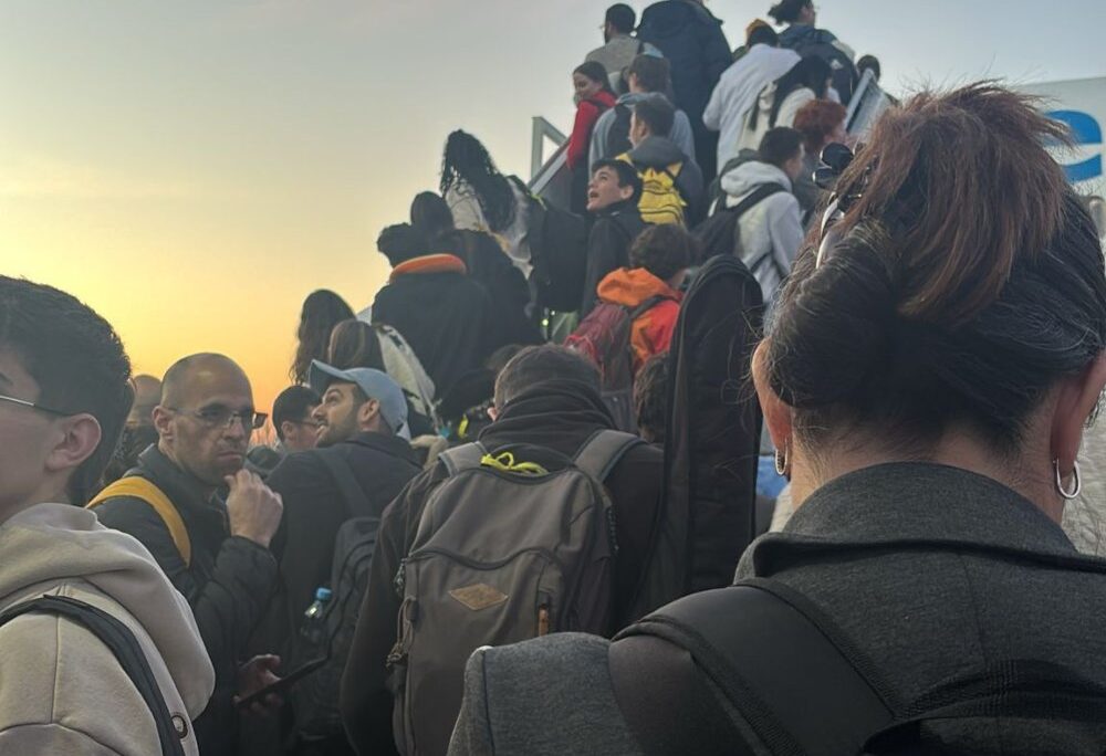 תלמידים חוזרים לישראל מפולין אחרי שנתקעו במדינה בשל המתקפה באיראן (צילום: משרד החינוך) תלמידים חוזרים לישראל מפולין, אחרי שנתקעו במדינה בשל המתקפה באיראן (צילום: משרד החינוך)