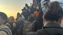תלמידים חוזרים לישראל מפולין, אחרי שנתקעו במדינה בשל המתקפה באיראן (צילום: משרד החינוך)
