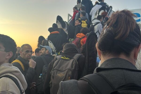 תלמידים חוזרים לישראל מפולין, אחרי שנתקעו במדינה בשל המתקפה באיראן (צילום: משרד החינוך)