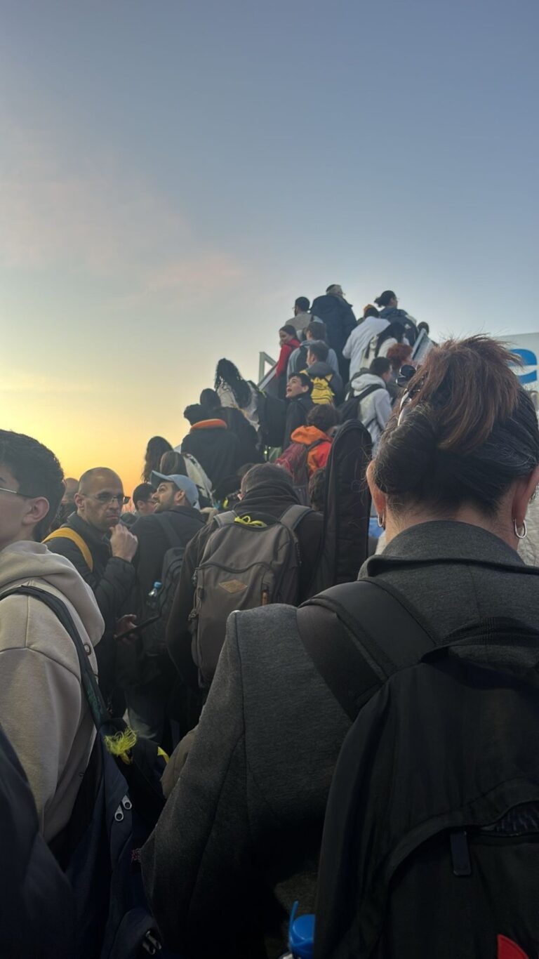 תלמידים חוזרים לישראל מפולין, אחרי שנתקעו במדינה בשל המתקפה באיראן (צילום: משרד החינוך)