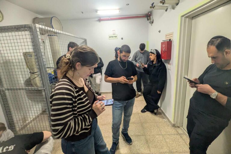 קונים ועובדים במרחב המוגן בקניון עזריאלי ראשונים בזמן אזעקה (צילום: ניצן צבי כהן)