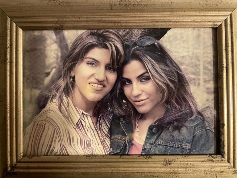 Saba Khoi (left) with her sister Soraya, who was murdered by the Iranian regime (Photo: Private album)