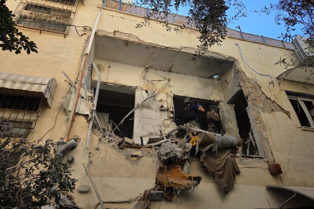 זירת פגיעת הטיל בגוש דן (צילום: דוברות כבאות והצלה)