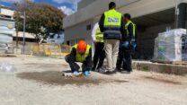 זירת הנפילה של הטיל מאיראן ביהוד (צילום: יהל פרג')