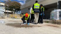 זירת נפילת טיל מאיראן באתר בנייה ביהוד (צילום: יהל פרג')