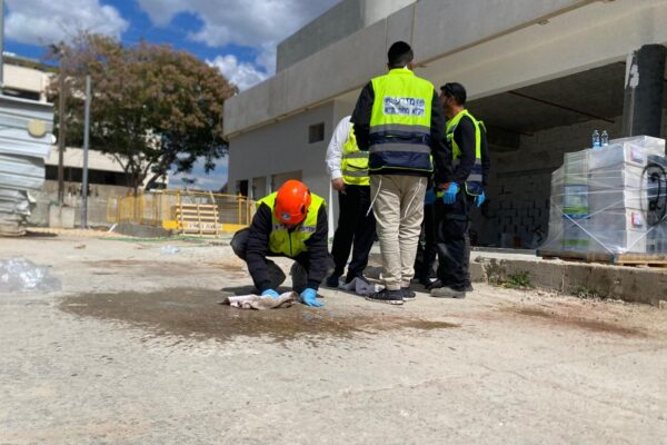 זירת הנפילה של הטיל מאיראן ביהוד (צילום: יהל פרג')