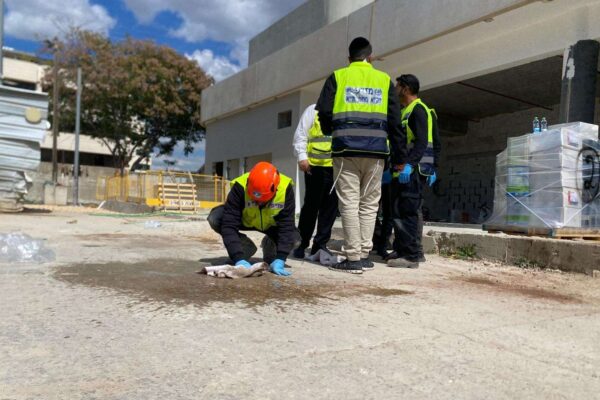 זירת נפילת טיל מאיראן באתר בנייה ביהוד (צילום: יהל פרג')