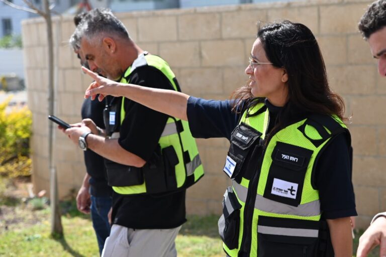 ראשת עיריית אור יהודה ליאת שוחט בזירת הפגיעה בעיר (צילום: אור גואטה)