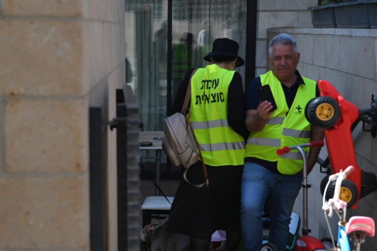 כוחות סיוע בזירת הנפילה באור יהודה (צילום: אור גואטה)