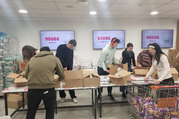 מתנדבי מסע אורזים מזון כחלק מאגודת אפרת (צילום: אלבום פרטי)