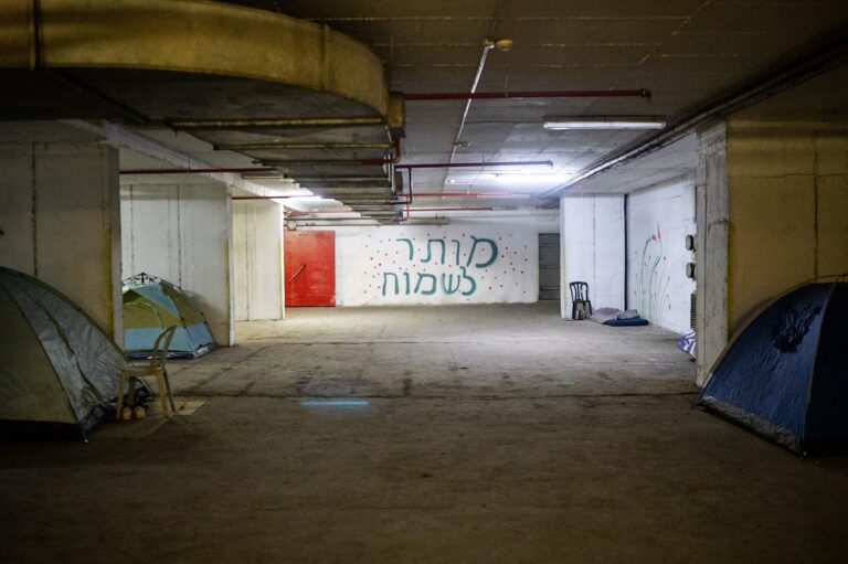 הכיתוב "מותר לשמוח" במקלט האטומי של התחנה המרכזית בתל אביב. מתושבי שכונות נווה שאנן ושפירא הסמוכות (צילום: Nicholas Pfosi)