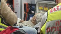 אבו ראאד, פלסטיני בן 70 שנפצע בתקיפה מצד ישראלים, מפונה לטיפול רפואי (צילום: פעילי בקעת הירדן)