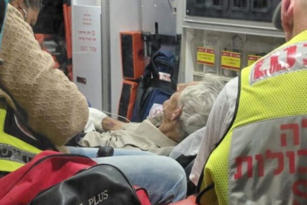 אבו ראאד, פלסטיני בן 70 שנפצע בתקיפה מצד ישראלים, מפונה לטיפול רפואי (צילום: פעילי בקעת הירדן)