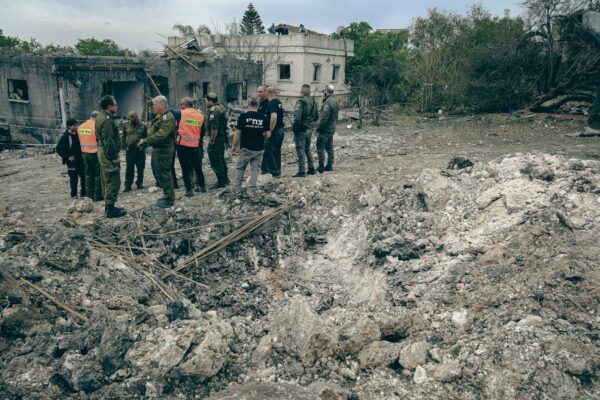 הרס ביישוב זרזיר בעקבות פגיעת הטיל האיראני. התושבים לא יפונו למלונות (צילום: דוד טברסקי)