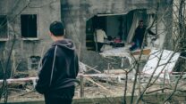 זירת הפגיעה הישירה בזרזיר. "אנחנו לא ישנים כבר שבועיים" (צילום: דוד טברסקי)
