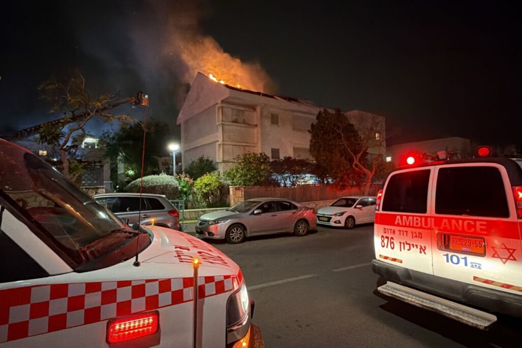 שריפה מפגיעת טיל בשוהם (צילום: תיעוד מבצעי מד"א) שריפה מפגיעת טיל בשוהם (צילום: תיעוד מבצעי מד"א)