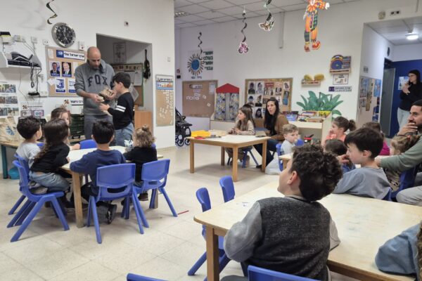 תושבים, מתנדבים וילדים בפעילות קהילתית משותפת. להפוך את השהות במרחב המוגן מחוויה של חרדה למפגש אנושי מיטיב (צילום: הרשות לביטחון קהילתי, עיריית רחובות)