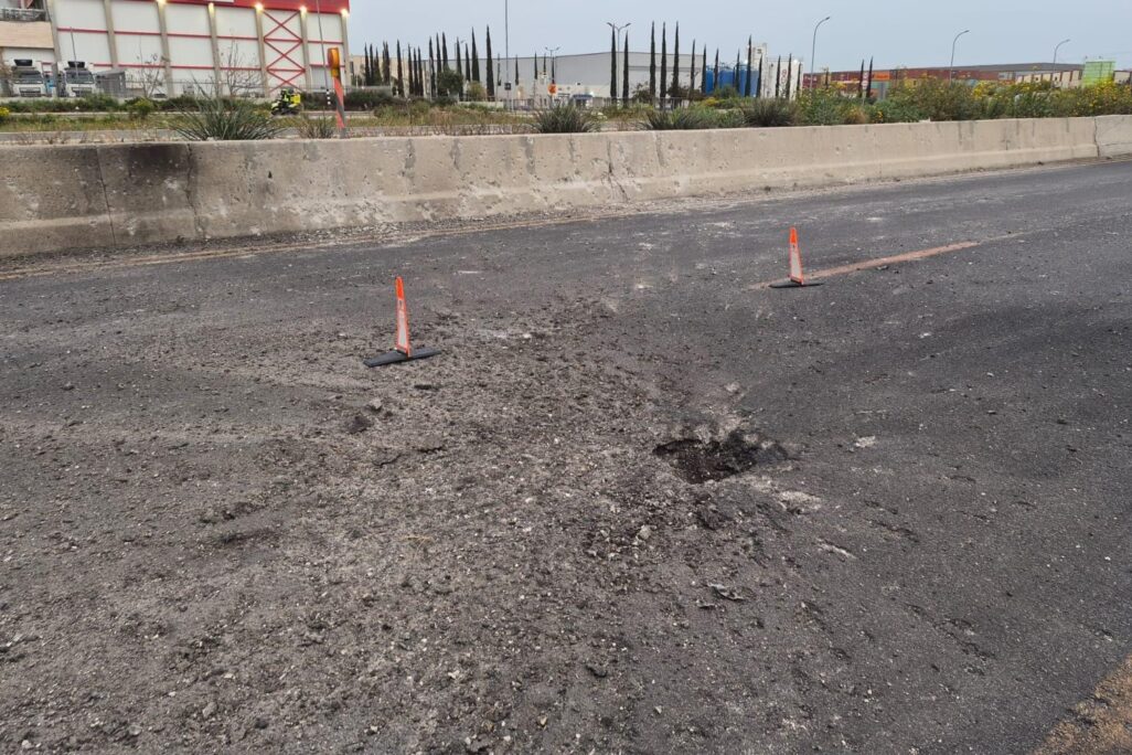 פגיעה בכביש 4 מירי חיזבאללה (צילום: דוברות המשטרה) פגיעה בכביש 4 מירי חיזבאללה (צילום: דוברות המשטרה)