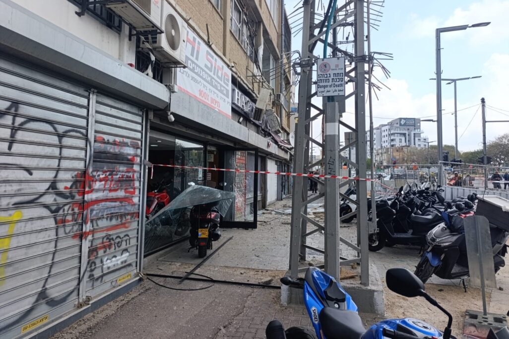 שמשה שהתנפצה בזירת נפילת שבר יירוט בתל אביב (צילום: אסף צבי) שמשה שהתנפצה בזירת נפילת שבר יירוט בתל אביב (צילום: אסף צבי)