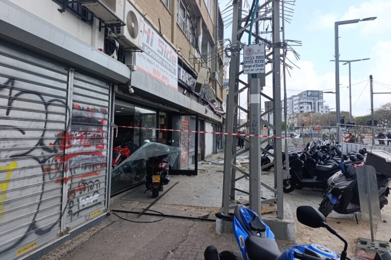 שמשה שהתנפצה בזירת נפילת שבר יירוט בתל אביב (צילום: אסף צבי)