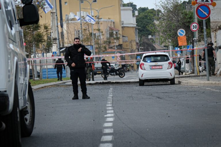 מחסום משטרתי ליד זירת פגיעה ביפו (צילום: דוד טברסקי)