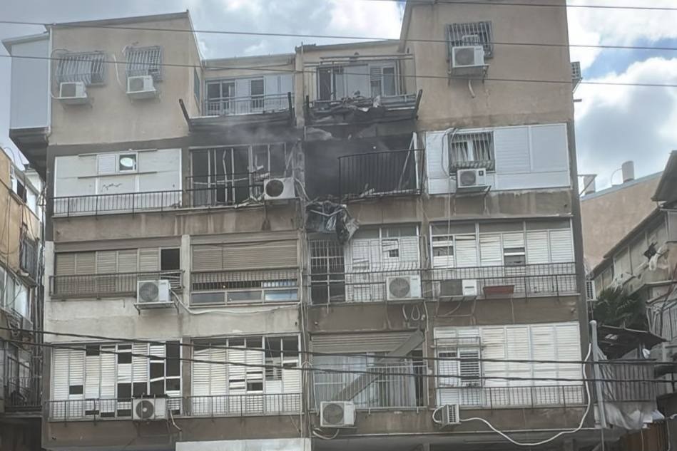 פגיעה של פצצה מטיל מתפרק בבניין באזור המרכז (צילום: רשתות חברתיות לפי סעיף 27א') פגיעה של פצצה מטיל מתפרק בבניין באזור המרכז (צילום: רשתות חברתיות לפי סעיף 27א')