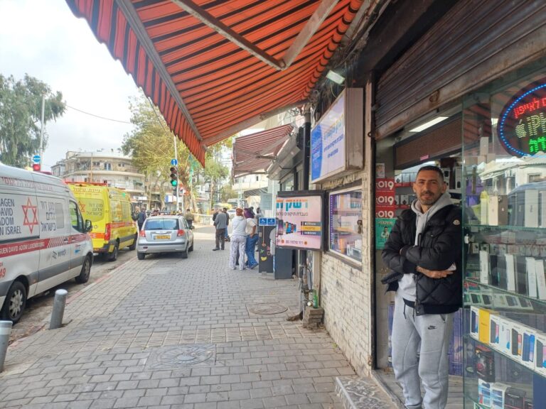 יניב עטר ליד חנות הסלולר שלו (צילום: אמיתי פרץ)