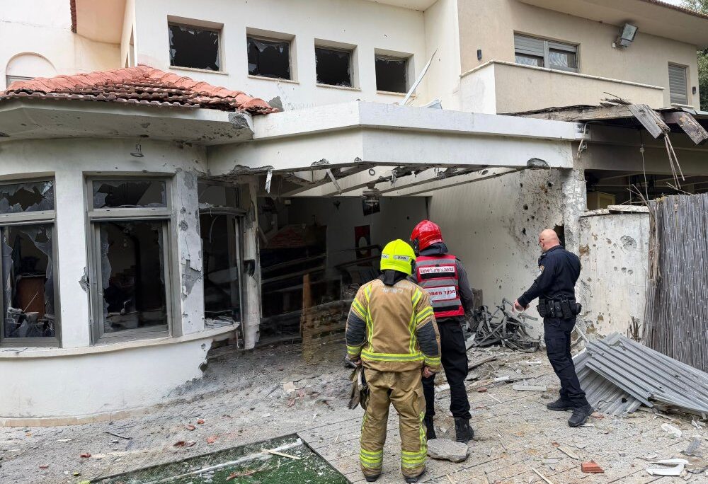 נפילה של שברי יירוט טיל איראני בשוהם (צילום: כבאות והצלה) נפילה של שברי יירוט טיל איראני בשוהם (צילום: כבאות והצלה)