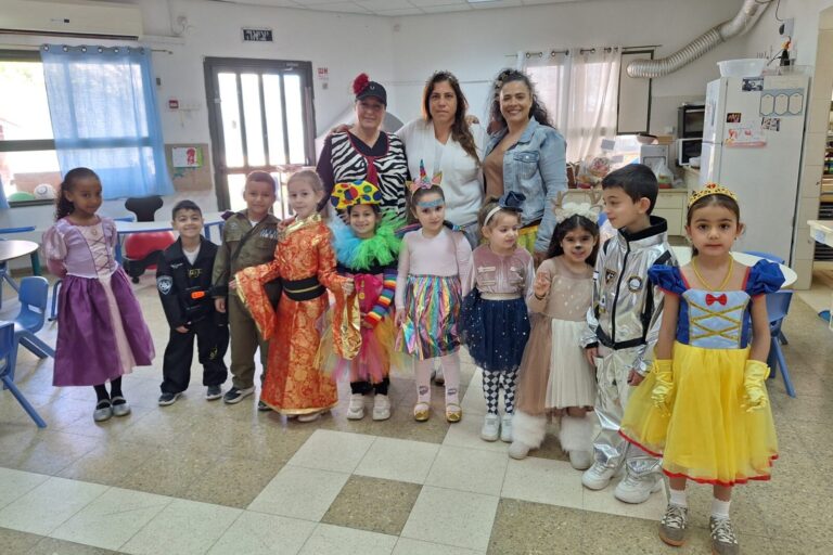 ילדי גן טופז במעלה אדומים חוגגים פורים עם החזרה לגן (צילום: אלבום פרטי)