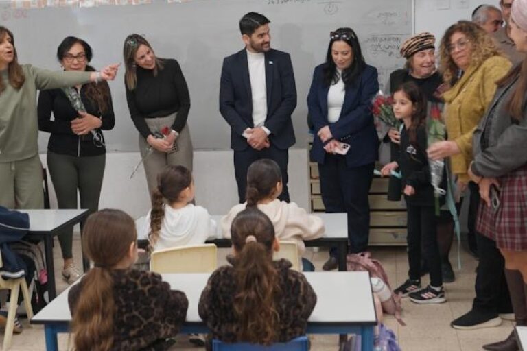 ראש העיר מעלה אדומים בביקור בבית ספר בעיר עם פתיחת מערכת החינוך (צילום: ליאור שלום)