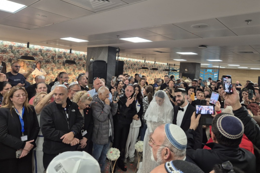 חתונתו של אביהו כהן במרכז הרפואי לגליל בנהריה (צילום: המרכז הרפואי לגליל) חתונתו של אביהו כהן במרכז הרפואי לגליל בנהריה (צילום: המרכז הרפואי לגליל)