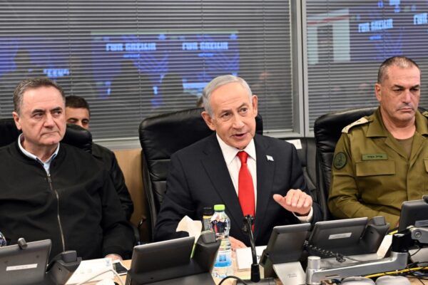 מימין: הרמטכ"ל אייל זמיר, ראש הממשלה בנימין נתניהו ושר הביטחון ישראל כ"ץ בהערכת מצב בקריה (צילום: חיים צח / לע"מ)