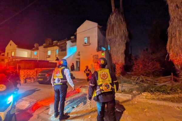 זירת נפילת טיל מאיראן במרכז הארץ (צילום: דוברות מד"א)