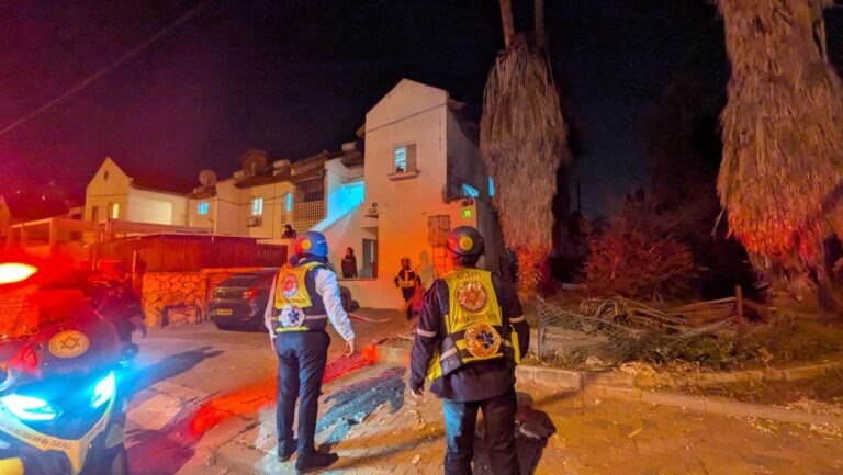 זירת נפילת טיל מאיראן במרכז הארץ (צילום: דוברות מד"א)