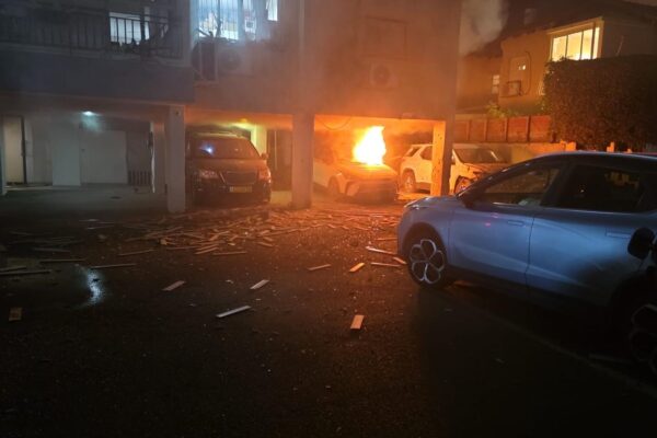 זירת נפילת טיל מאיראן במרכז הארץ (צילום: דוברות מד"א)