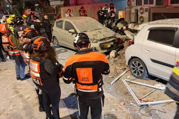 זירת נפילת הטיל מאיראן ברמת גן (צילום: דוברות כבאות והצלה)