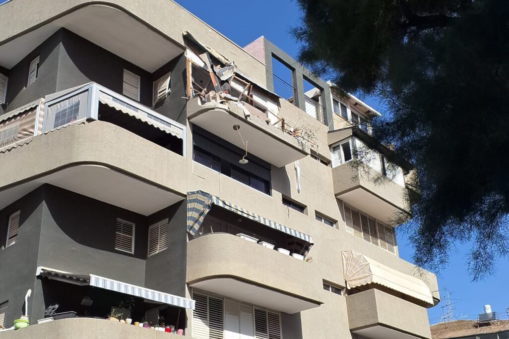 דירה ברמת גן שנפגעה מטיל מתפצל (צילום: אלבום פרטי)