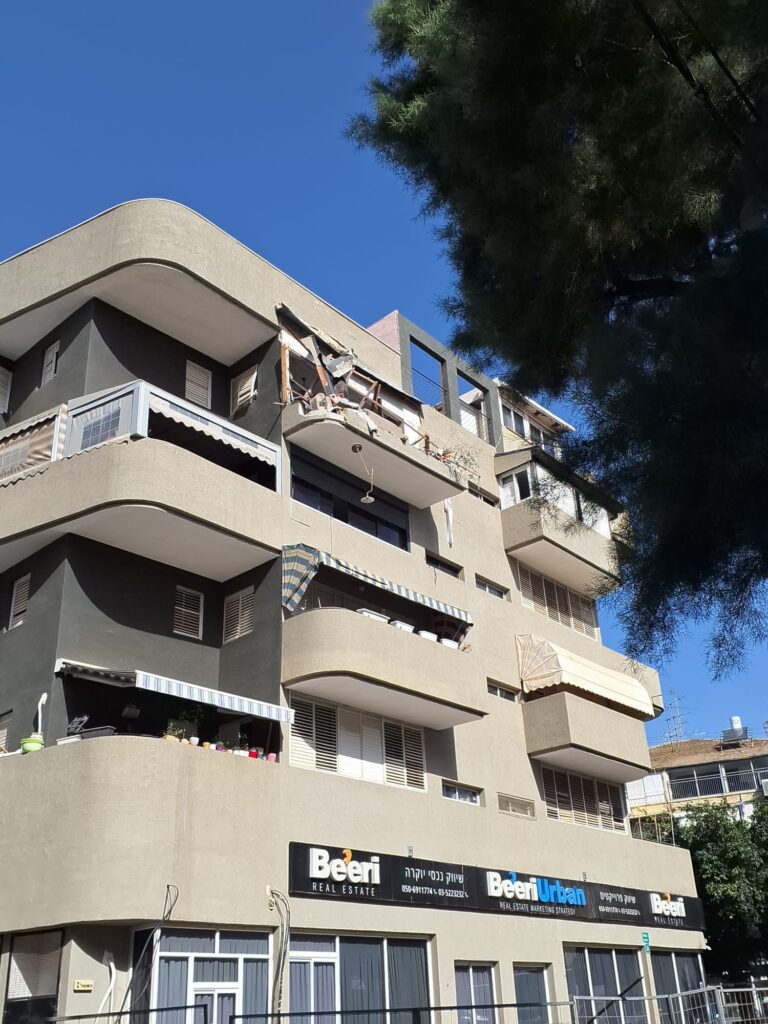 דירה ברמת גן שנפגעה מטיל מתפצל (צילום: אלבום פרטי)