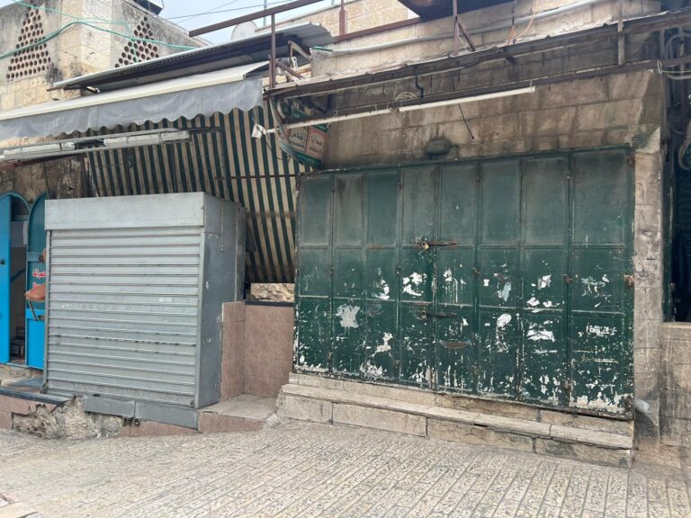 חנויות סגורות בשוק בעיר העתיקה. "זה סגר מוחלט" (צילום: האגודה לזכויות האזרח)
