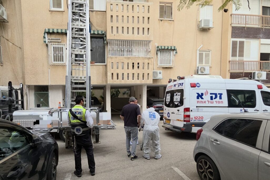 אנשי זק"א ליד הדירה בכפר סבא שבה נמצא גבר ללא רוח חיים, ימים רבים לאחר מותו (צילום: זק"א) אנשי זק"א ליד הדירה בכפר סבא שבה נמצא גבר ללא רוח חיים, ימים רבים לאחר מותו (צילום: זק"א)
