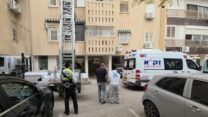 אנשי זק"א ליד הדירה בכפר סבא שבה נמצא גבר ללא רוח חיים, ימים רבים לאחר מותו (צילום: זק"א)