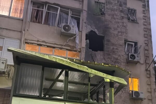 בניין שנפגע מרקטה בקריית שמונה (צילום: תיעוד מבצעי מד"א)